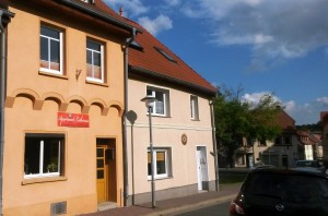 links unser Stadthaus, rechs die Apartments